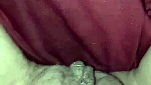 si riscalda la fica col phon... tutta pisciata e bagnata