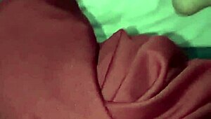 si riscalda la fica col phon... tutta pisciata e bagnata