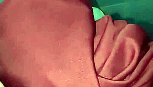 si riscalda la fica col phon... tutta pisciata e bagnata