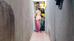 fiquei pelada pro entregador e ele me fodeu todinha com minha bunda enorme e peitos perfeitos chupando gostoso