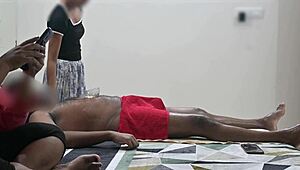 Klijentkinja gleda kako se razvija masaža kurca sa srećnim krajem