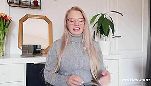 WOW CUTE BLONDE ANNA SQUIRTS HARD DILDOS VIBRATORS PUSSY FINGERING GLASSES