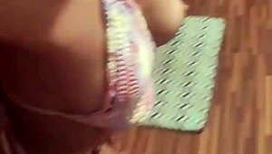 jovencita infiel... le encanta su dildo mientras el amante la graba en pov doggystyle con monster cock