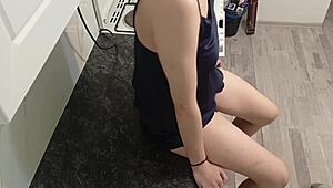 Seksi rdečelasa prostitutka nagnjena za trd analni doggy s curkom