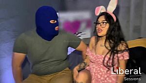 invitamos a un amigo y termina follando a mi novia en nuestro depa 😲
