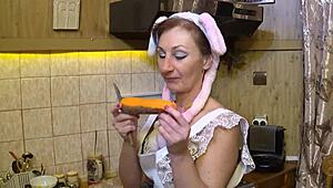 erotic mature carrot preparation in amateurs scene