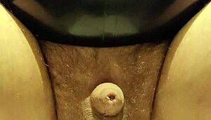 latexi69 teases tight ass with buttplug in shiny latex close up