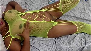 Pretinha safada takes it deep in her tight ass