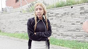 Geile Chica bettelt auf der Straße um Schwänze im dreckigen interracial Doggy