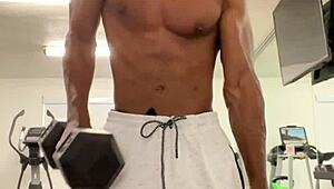 working out my neck and shoulders for the ladies 💪😉