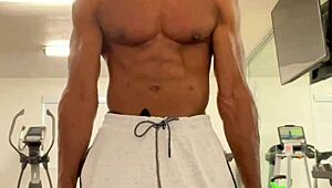 working out my neck and shoulders for the ladies 💪😉