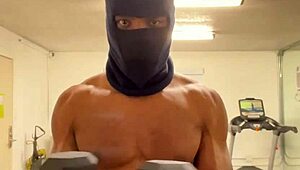 working out my neck and shoulders for the ladies 💪😉