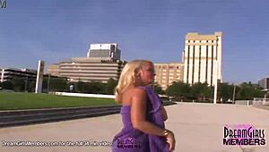 whoa, gorgeous tanned blonde flashes shaved pussy upskirt outdoors 😲🌴