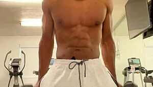 working out my neck and shoulders for the ladies 💪😉