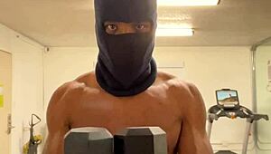 working out my neck and shoulders for the ladies 💪😉