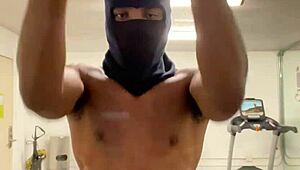 working out my neck and shoulders for the ladies 💪😉