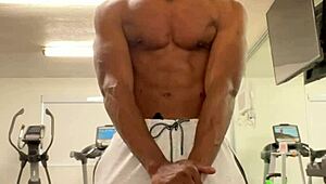 working out my neck and shoulders for the ladies 💪😉