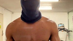 working out my neck and shoulders for the ladies 💪😉