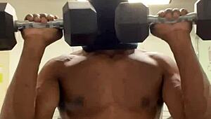 working out my neck and shoulders for the ladies 💪😉