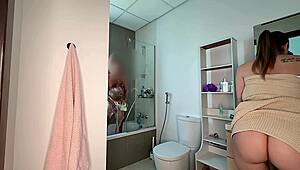 Големите цици и клекналата задница на мащехата карат стъпсина да я напълни с кримпай в домашно лудило