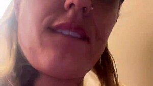 fingering my wet pussy with vibrator in public mall bathroom i squirt everywhere!!