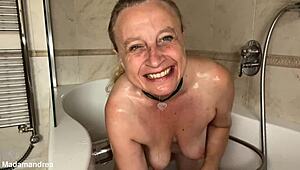 Ich werd so geil beim Kitzlerreiben und Fotzenfingern in der Badewanne