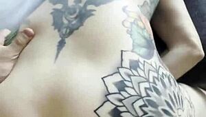 Oh Gott, ich liebe es wenn Stiefpapa meine enge 18+ Fotze doggy hart durchfickt, fühlt sich so geil an!