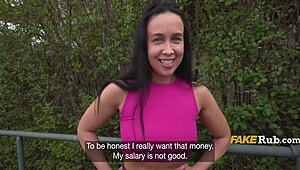 Ъо чешка секретарка мрази работата си, но взема пари за чукане в кола с гащите настрана