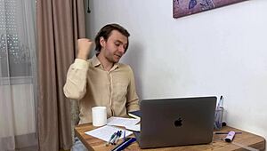 Šefica potegne dol najlonke in ukaže zaposlenemu, naj čisti mokro pičko v službi