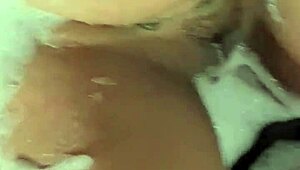 泡沫浴后大鸡巴猛干小穴 CUM SHOWER IN HER TIGHT PUSSY!
