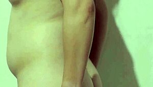 Cewek Indonesia Mulus Pantat Gede Coba Rok Saten Kedip Memek Basah Gaya Bokep