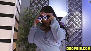 azijska milf šefica z velikimi joškami nagne internista za debel kurac v trojčku kazni