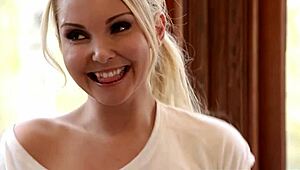 Kurvinska brinetka prima tuđi kurac duboko u strastveni anal napolju