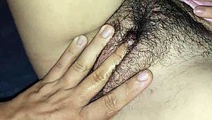 jugando con mi hermanastra en las sabanas... uff que rico 01