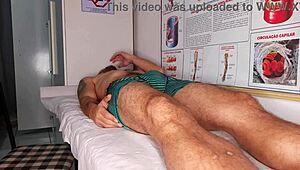 tive uma ereção dura na frente da enfermeira latina gostosa e peituda