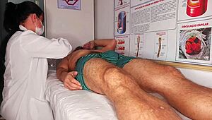 tive uma ereção dura na frente da enfermeira latina gostosa e peituda