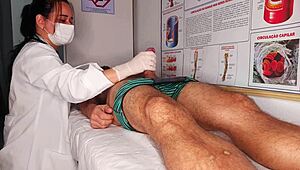 tive uma ereção dura na frente da enfermeira latina gostosa e peituda