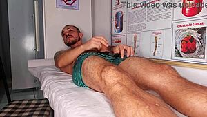 tive uma ereção dura na frente da enfermeira latina gostosa e peituda