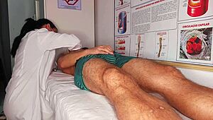 tive uma ereção dura na frente da enfermeira latina gostosa e peituda