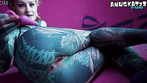 tattoo goth slut fists her gaping asshole solo 😈 juicy anal stretch play