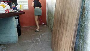 empregada baixinha pegou meu pau e fodeu na area da casa 😈