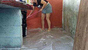 empregada baixinha pegou meu pau e fodeu na area da casa 😈