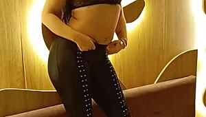 ei depois de varios fetishes me conta o seu adoro veio o escravo bebendo chuva dourada lambendo do rabo aos pes