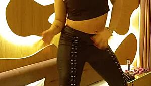 ei depois de varios fetishes me conta o seu adoro veio o escravo bebendo chuva dourada lambendo do rabo aos pes