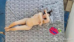 Sexig kurvig brunett amatör stoppar dildo djupt i fet fitta till orgasm