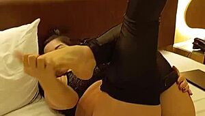 ei depois de varios fetishes me conta o seu adoro veio o escravo bebendo chuva dourada lambendo do rabo aos pes