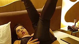 ei depois de varios fetishes me conta o seu adoro veio o escravo bebendo chuva dourada lambendo do rabo aos pes