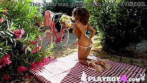 jenna foxx poses her big tits before hot striptease