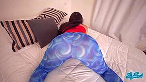 sudadera hermanastra regresa del gym sudada y me monta cowgirl para creampie pov en porno casero argentino
