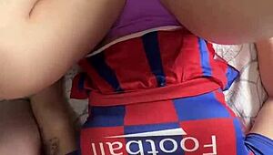 Större rumpa cheerleader tar två kukar djupt, kollar du på?